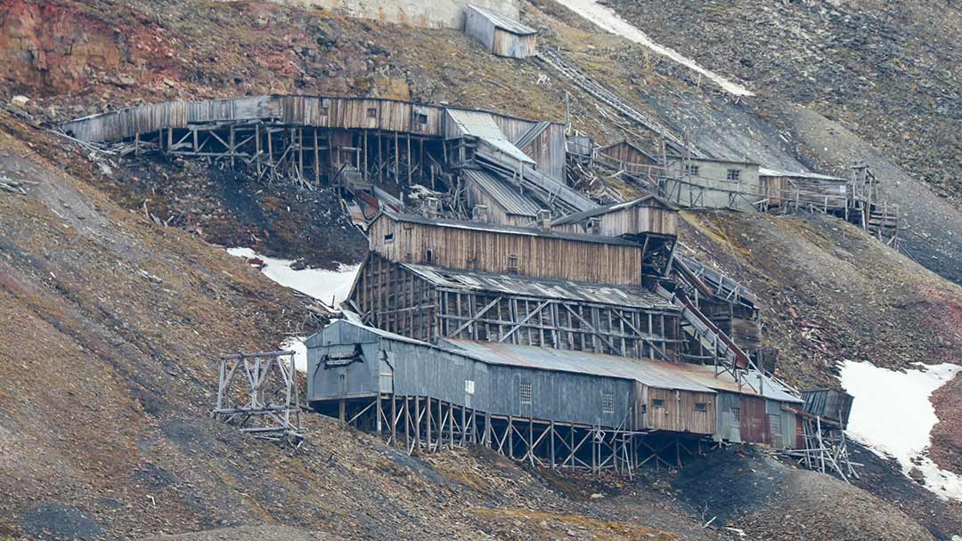 Oude mijn op de heuvels rond Longyearbyen.